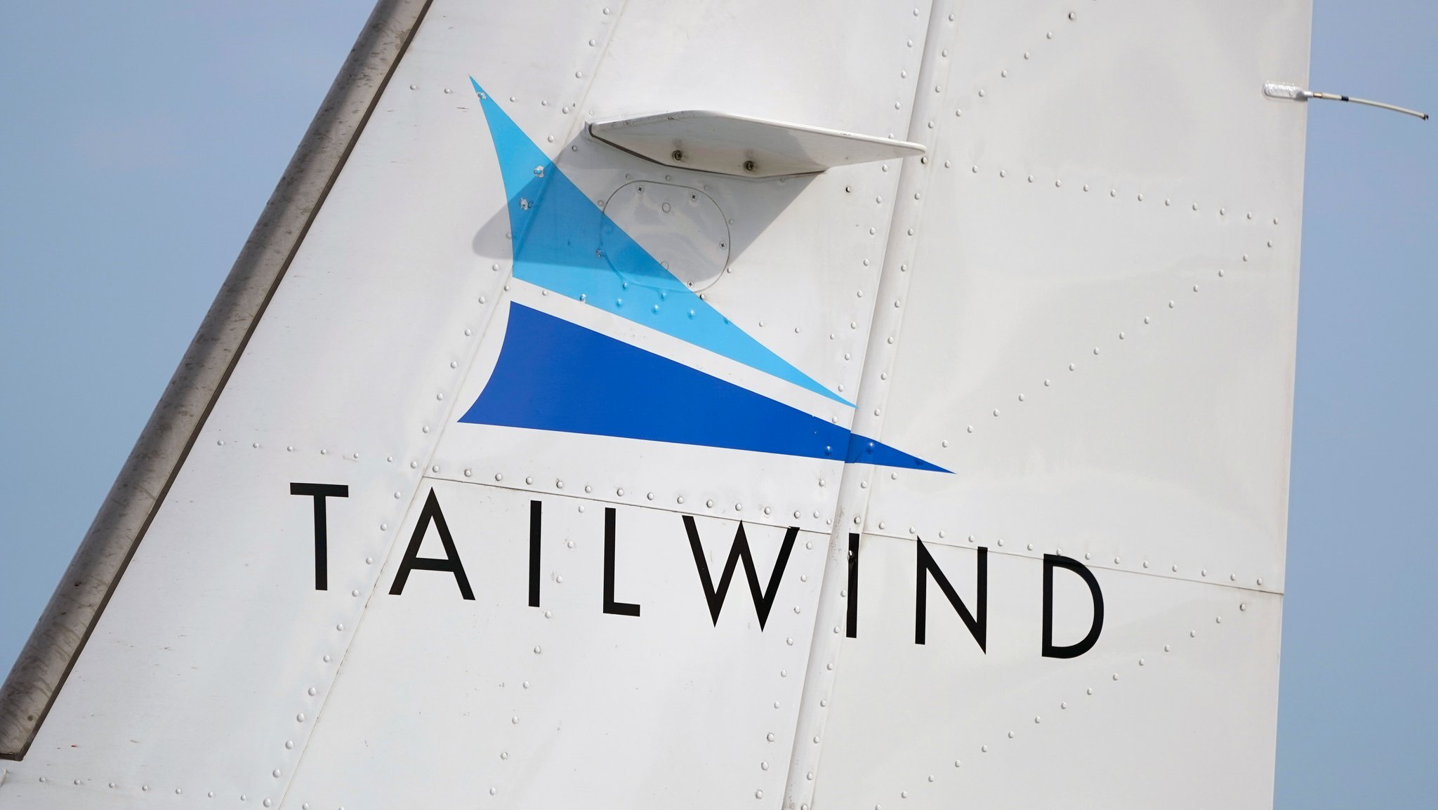 Logo der türkischen Airline Tailwind | Bild: picture alliance/ASSOCIATED PRESS/Charles Krupa Logo der türkischen Airline Tailwind