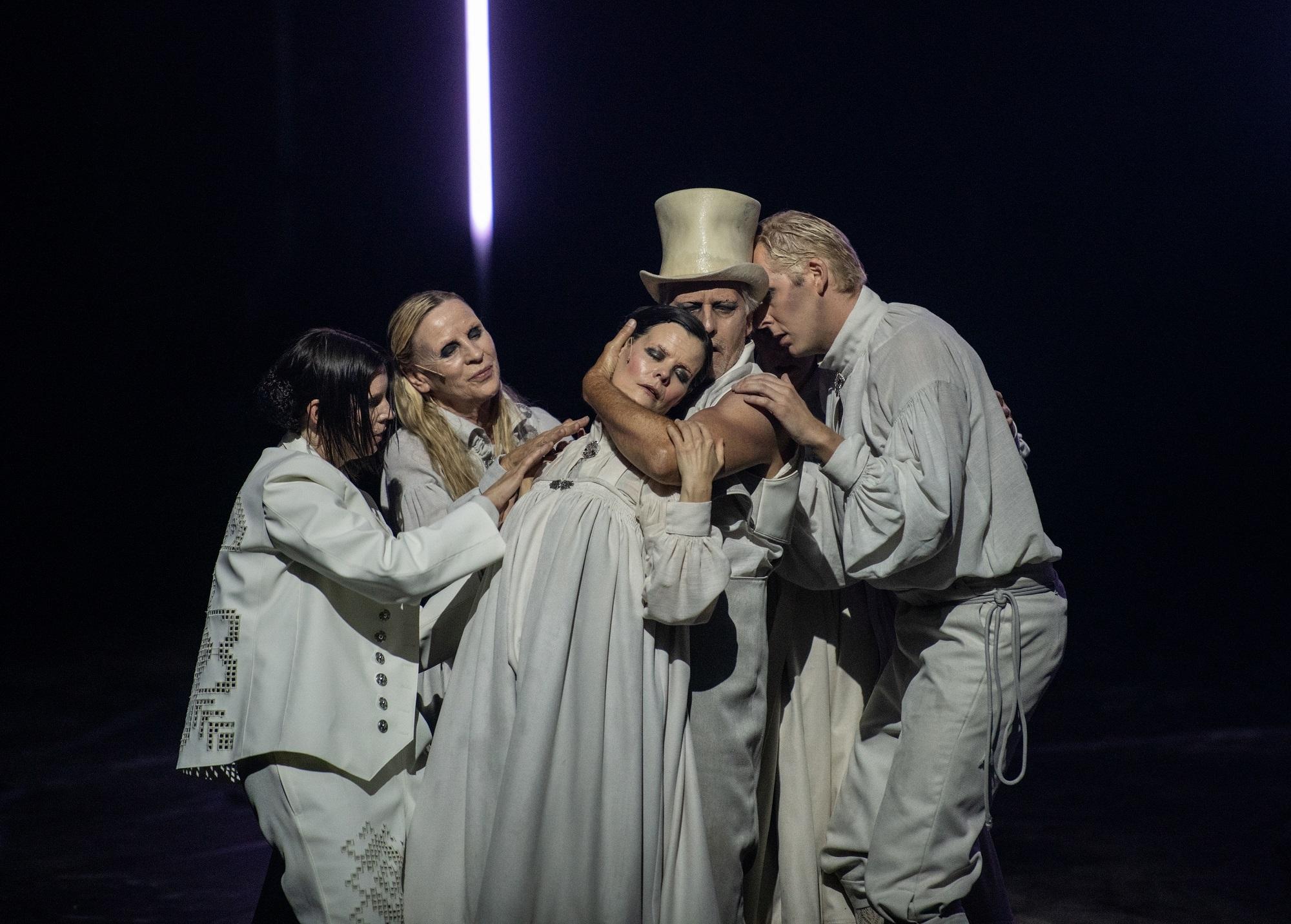 Ensemble der Ruhrtriennale in weißen Kostümen