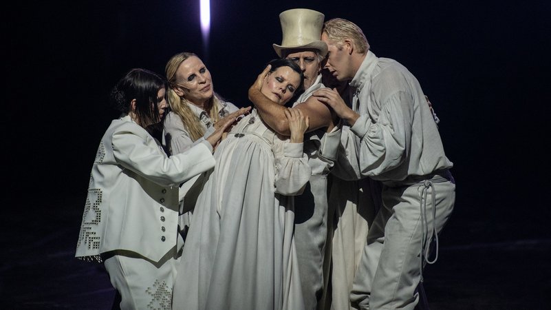 Ensemble der Ruhrtriennale in weißen Kostümen | Bild: Caroline Seidel/Ruhrtriennale Ensemble der Ruhrtriennale in weißen Kostümen