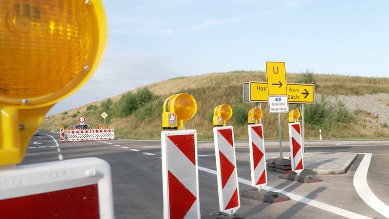 Ferienzeit ist Baustellenzeit auf Bayerns Straßen. Doch Navigationsgeräte sind nicht immer über Baustellen informiert. Das Staatliche Bauamt Passau will das ändern - mit "intelligenten" Warnbaken, die ihre Standorte mitteilen.