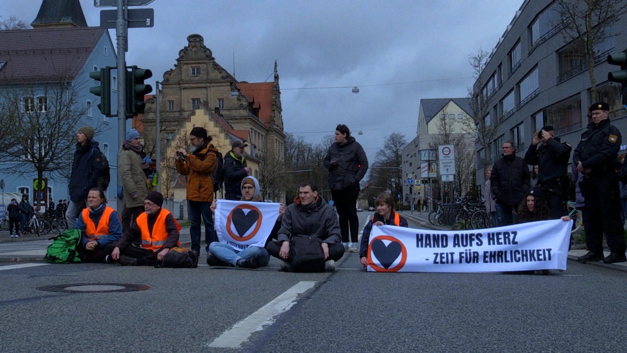 Straßenblockaden statt Klebeaktionen: So protestieren neuerdings die Klimaaktivsten der "Letzten Generation" 