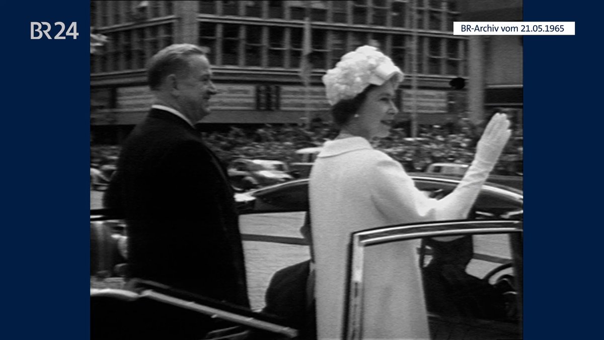 Queen Elizabeth II. im offenen Wagen