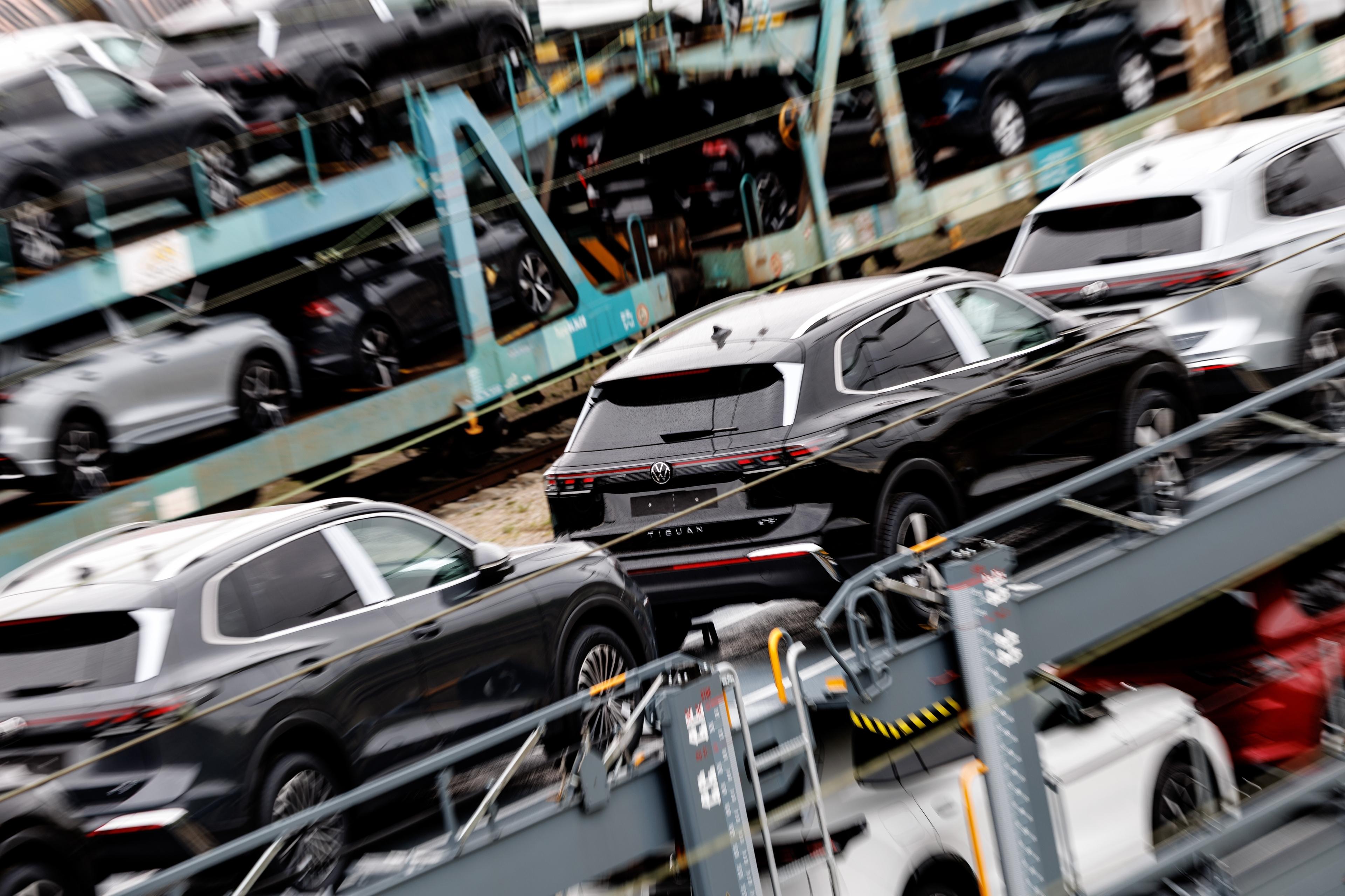 Zahlreiche Autotransportwagen mit Neufahrzeugen