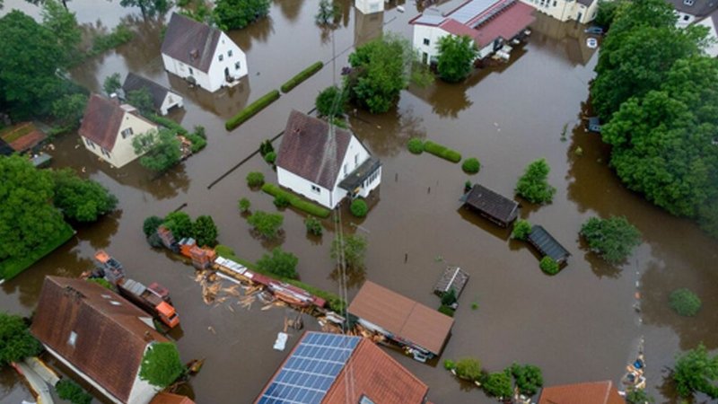 Hochwasser in Dinkelscherben. | Bild: Sven Grundmann / dpa-Bildfunk Hochwasser in Dinkelscherben.