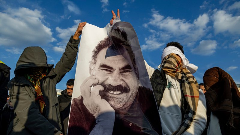 27.02.2025, Türkei, Diyarbakir: Jugendliche halten ein Plakat des inhaftierten Anführers der Arbeiterpartei Kurdistans (PKK), Öcalan, während sie live auf einem Fernsehbildschirm mitverfolgen, wie Mitglieder einer prokurdischen Delegation der Partei für Gleichheit und Demokratie (DEM) eine Erklärung von Öcalan veröffentlichen. | Bild: dpa-Bildfunk/Metin Yoksu 27.02.2025, Türkei, Diyarbakir: Jugendliche halten ein Plakat des inhaftierten Anführers der Arbeiterpartei Kurdistans (PKK), Öcalan, während sie live auf einem Fernsehbildschirm mitverfolgen, wie Mitglieder einer prokurdischen Delegation der Partei für Gleichheit und Demokratie (DEM) eine Erklärung von Öcalan veröffentlichen.