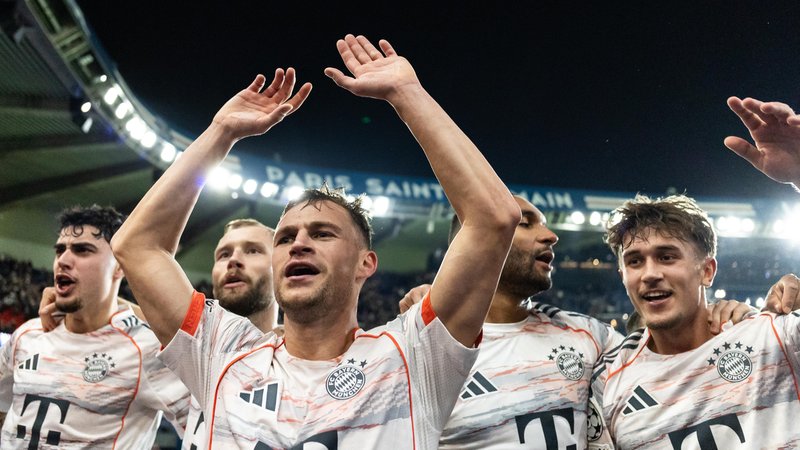Jubelnde FC-Bayern-Spieler | Bild: picture-alliance/dpa Jubelnde FC-Bayern-Spieler