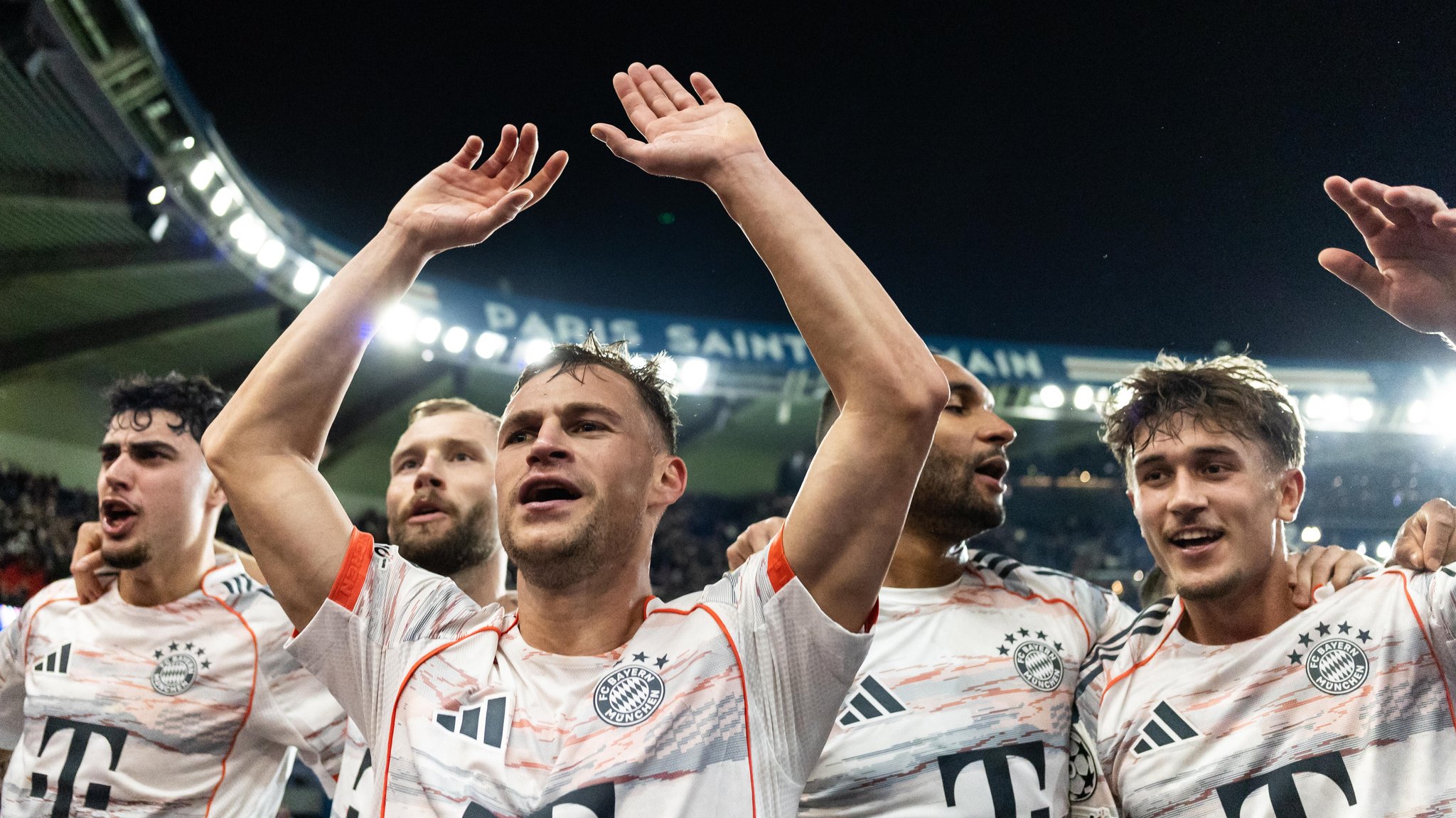 Jubelnde FC-Bayern-Spieler | Bild: picture-alliance/dpa Jubelnde FC-Bayern-Spieler