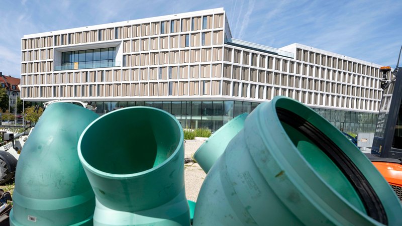Das noch im Bau befindliche Strafjustizzentrum in München verschlingt Millionen Euro. | Bild: dpa/pa/Peter Kneffel Das noch im Bau befindliche Strafjustizzentrum in München verschlingt Millionen Euro.