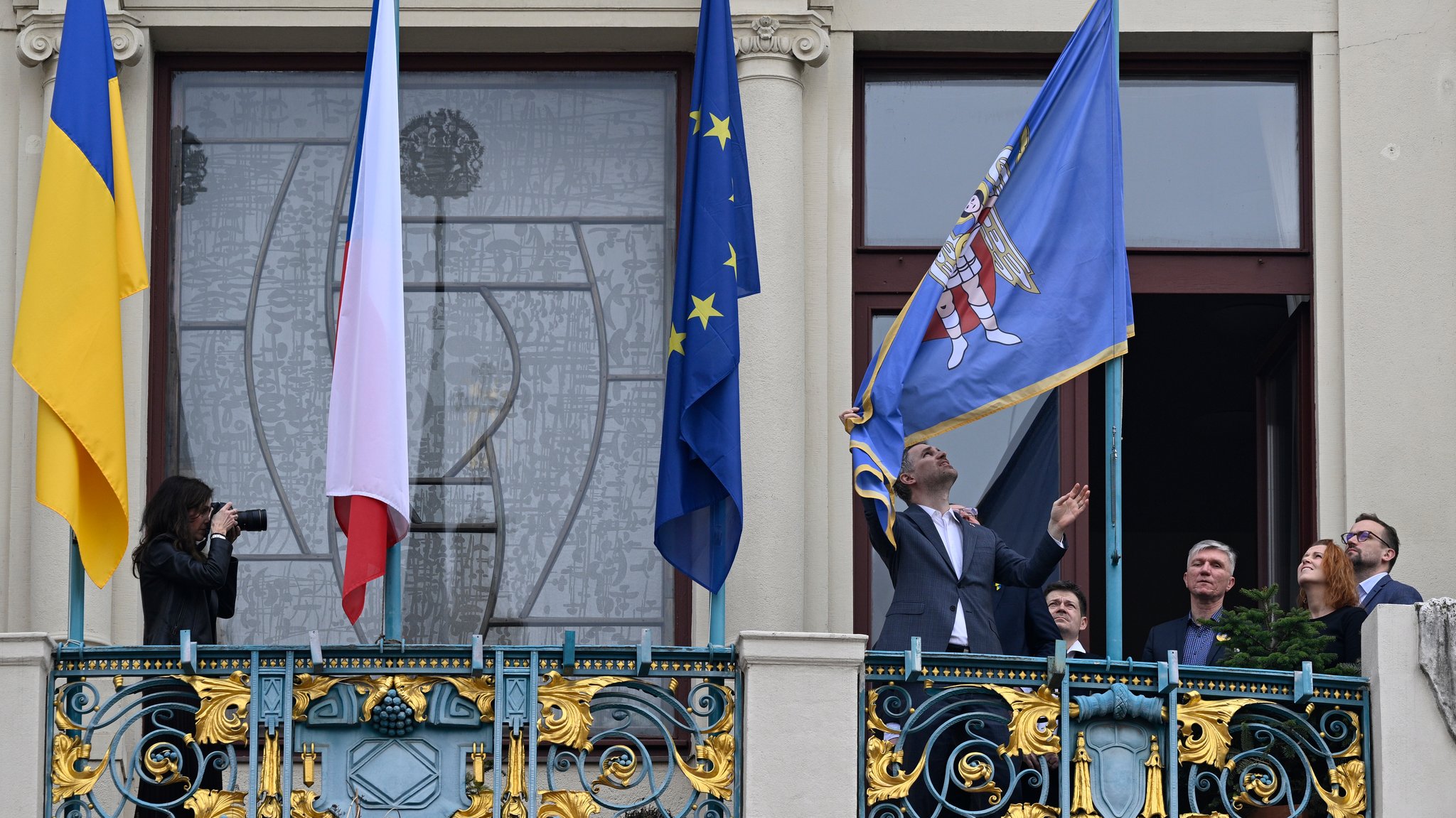 Große Verbundenheit in Tschechien mit der Ukraine. Der Prager Oberbürgermeister Zdenek Hrib hisst die Kiewer Flagge am Rathaus.