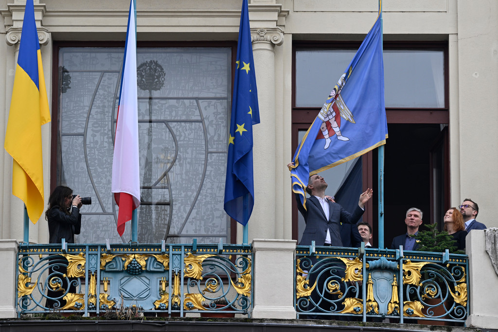 Große Verbundenheit in Tschechien mit der Ukraine. Der Prager Oberbürgermeister Zdenek Hrib hisst die Kiewer Flagge am Rathaus.