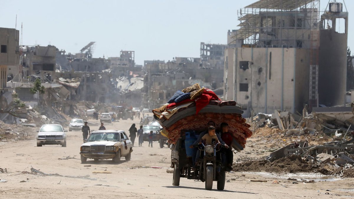 Archiv: Palästinensische Gebiete, Chan Junis: Vertriebene Palästinenser kommen mit ihren Habseligkeiten im Ort an, nachdem sie Rafah im südlichen Gazastreifen aufgrund eines Evakuierungsbefehls der israelischen Armee verlassen haben.