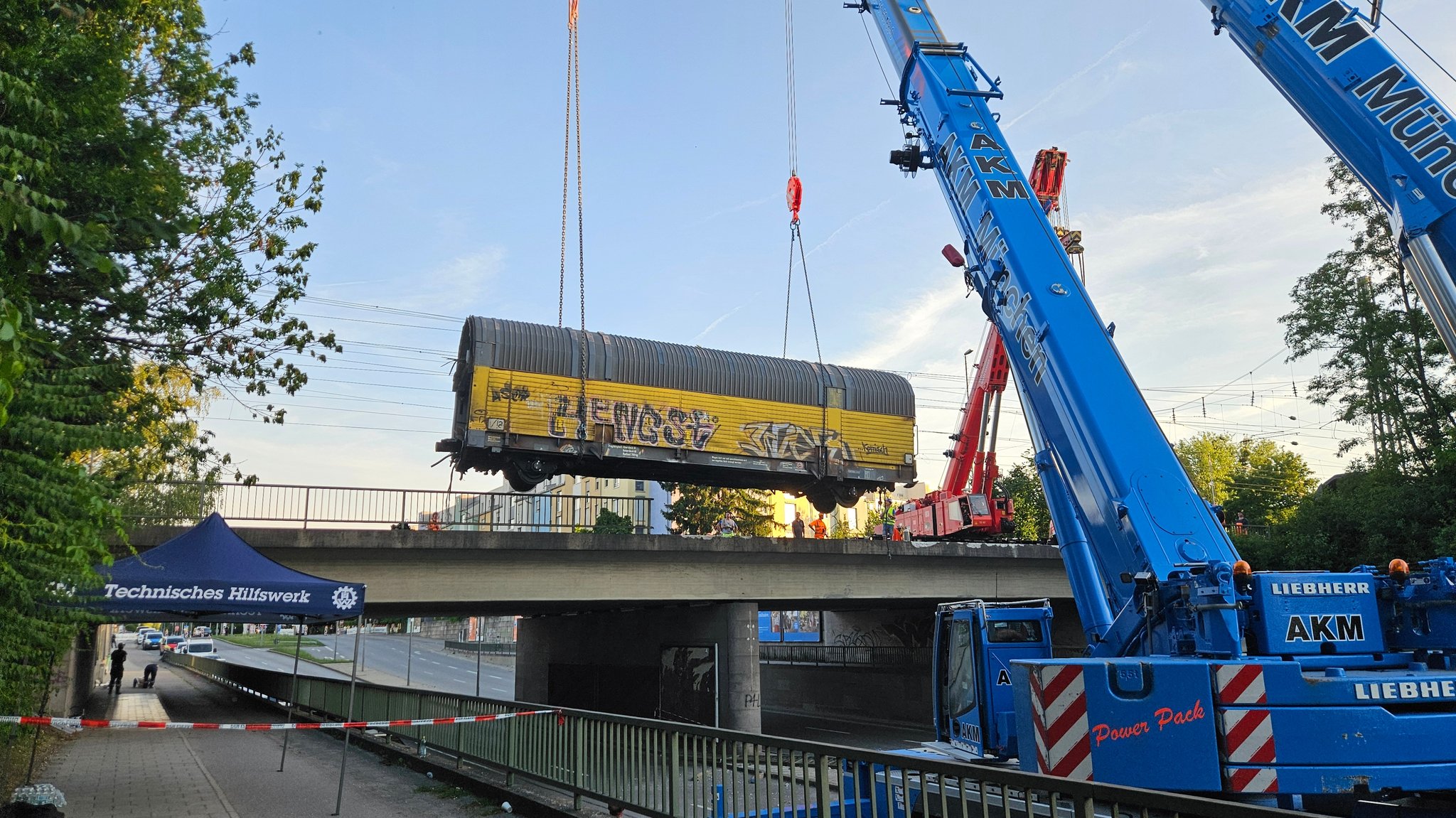 Bergung des zweiten Waggons am Samstagabend | Bild: BR / Willi Willmann Bergung des zweiten Waggons am Samstagabend