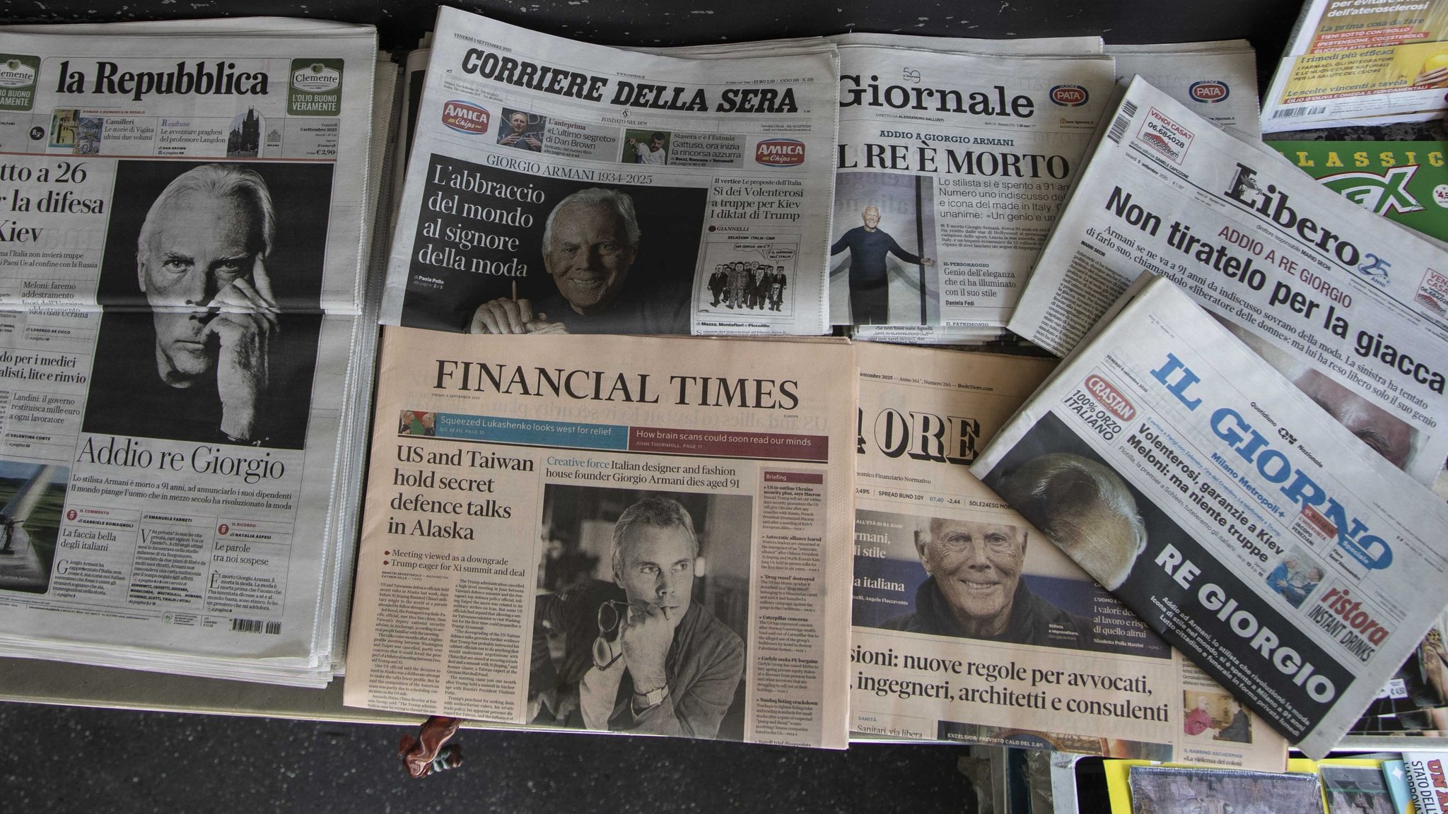 Italienische Zeitungen am Tag nach Armanis Tod | Bild: picture alliance / abaca | IPA/ABACA Italienische Zeitungen am Tag nach Armanis Tod