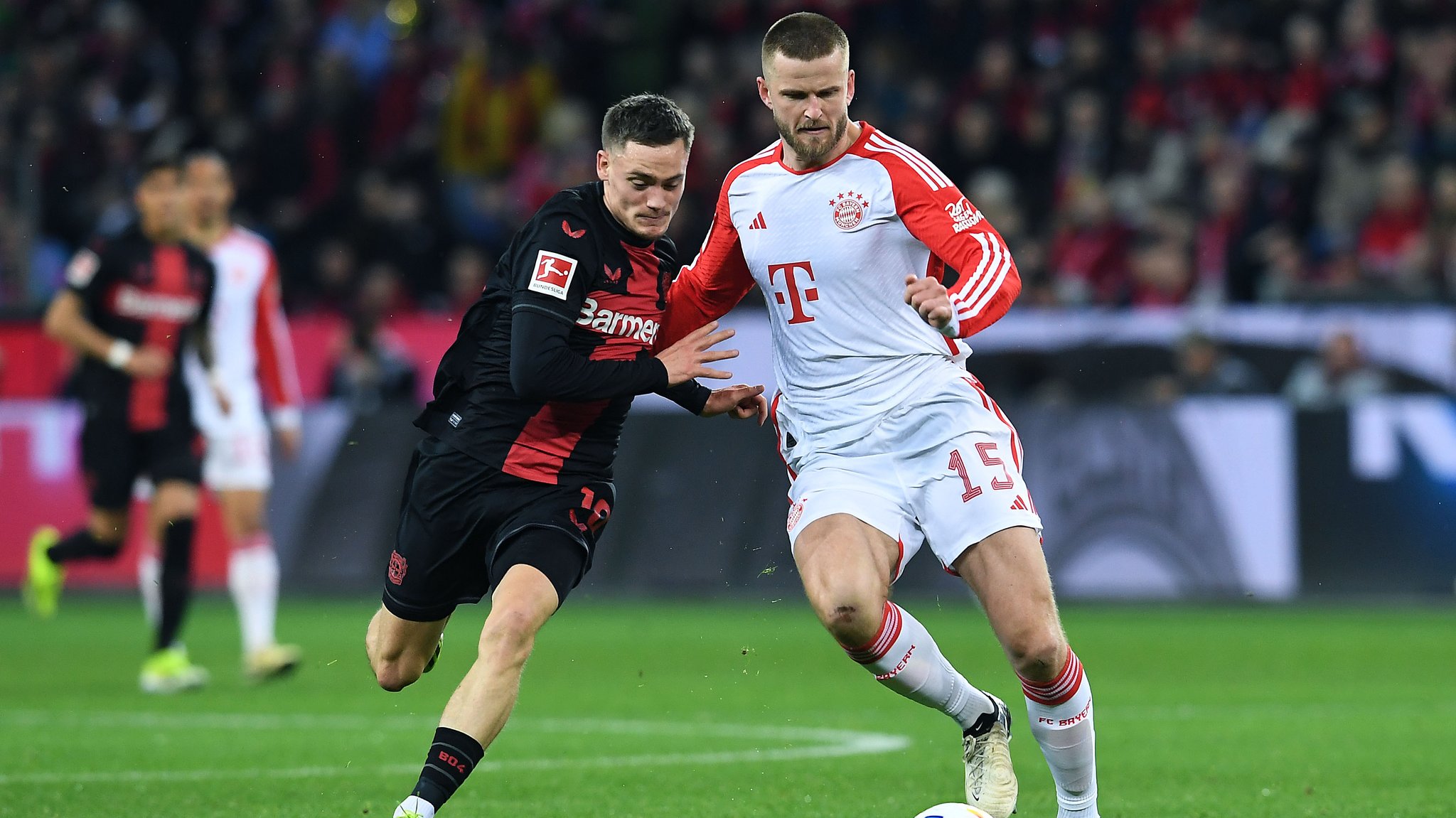 Florian Wirtz (links) und Eric Dier (rechts) kämpfen um den Ball.