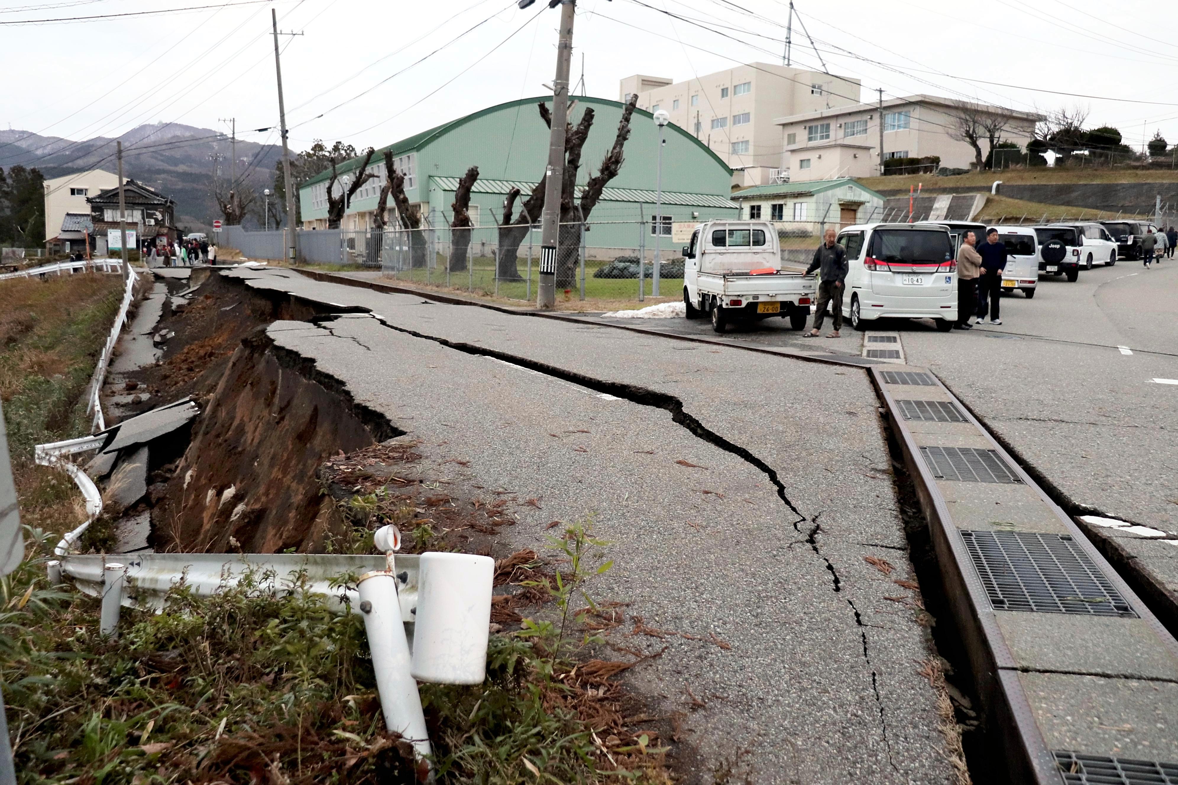 In der Stadt Wajima wurde eine Straße zerstört von dem Erdbeben, das am Neujahrstag eine Region in der Mitte Japans erschüttert hat. | Bild:picture alliance / ASSOCIATED PRESS | Yusuke Fukuhara