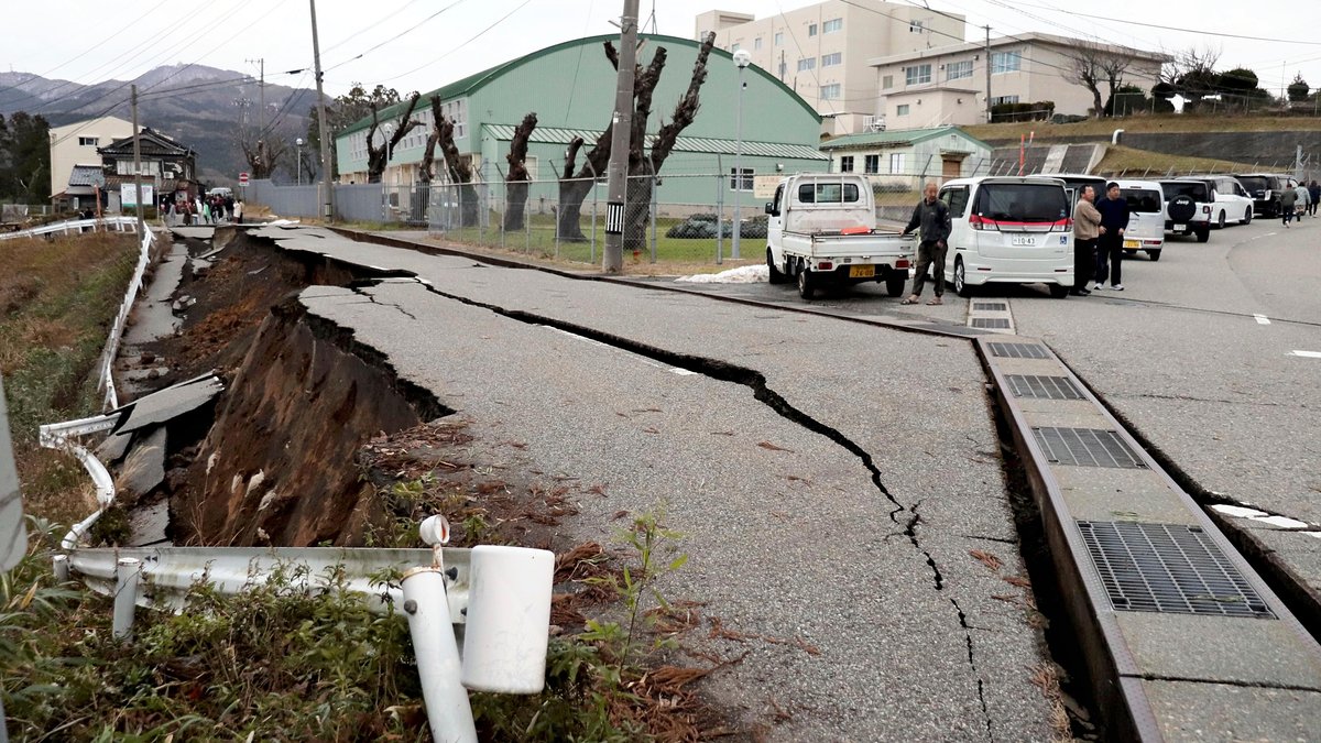 In der Stadt Wajima wurde eine Straße zerstört von dem Erdbeben, das am Neujahrstag eine Region in der Mitte Japans erschüttert hat.