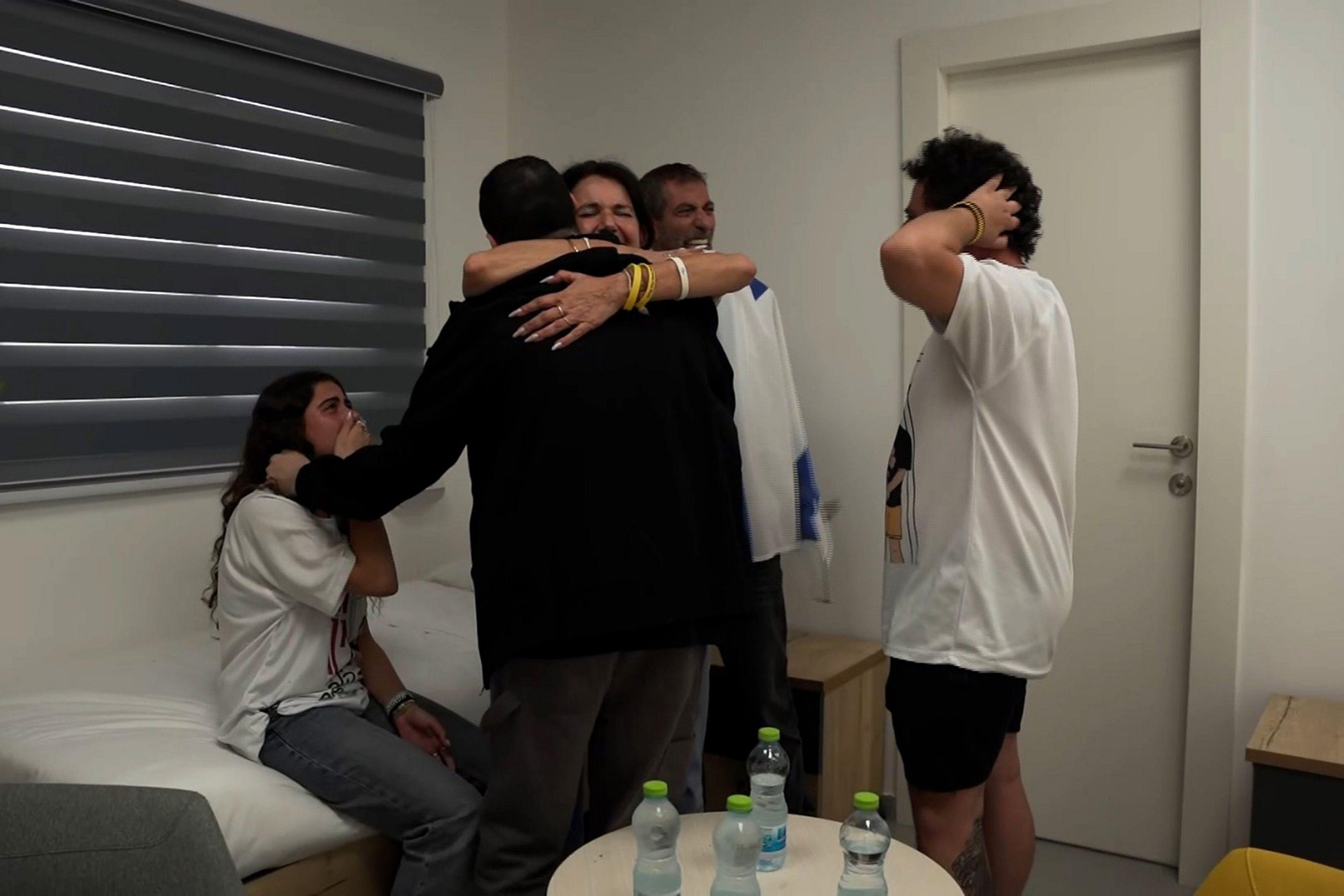 Der von der Hamas entführte Guy Gilboa Dalal zurück im Kreise seiner Familie.