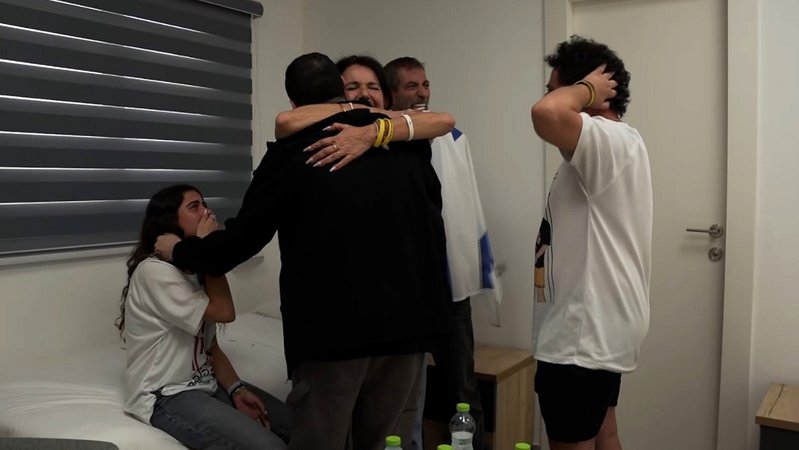 Der von der Hamas entführte Guy Gilboa Dalal zurück im Kreise seiner Familie. | Bild: picture alliance / Newscom | ISRAEL GPO Der von der Hamas entführte Guy Gilboa Dalal zurück im Kreise seiner Familie.