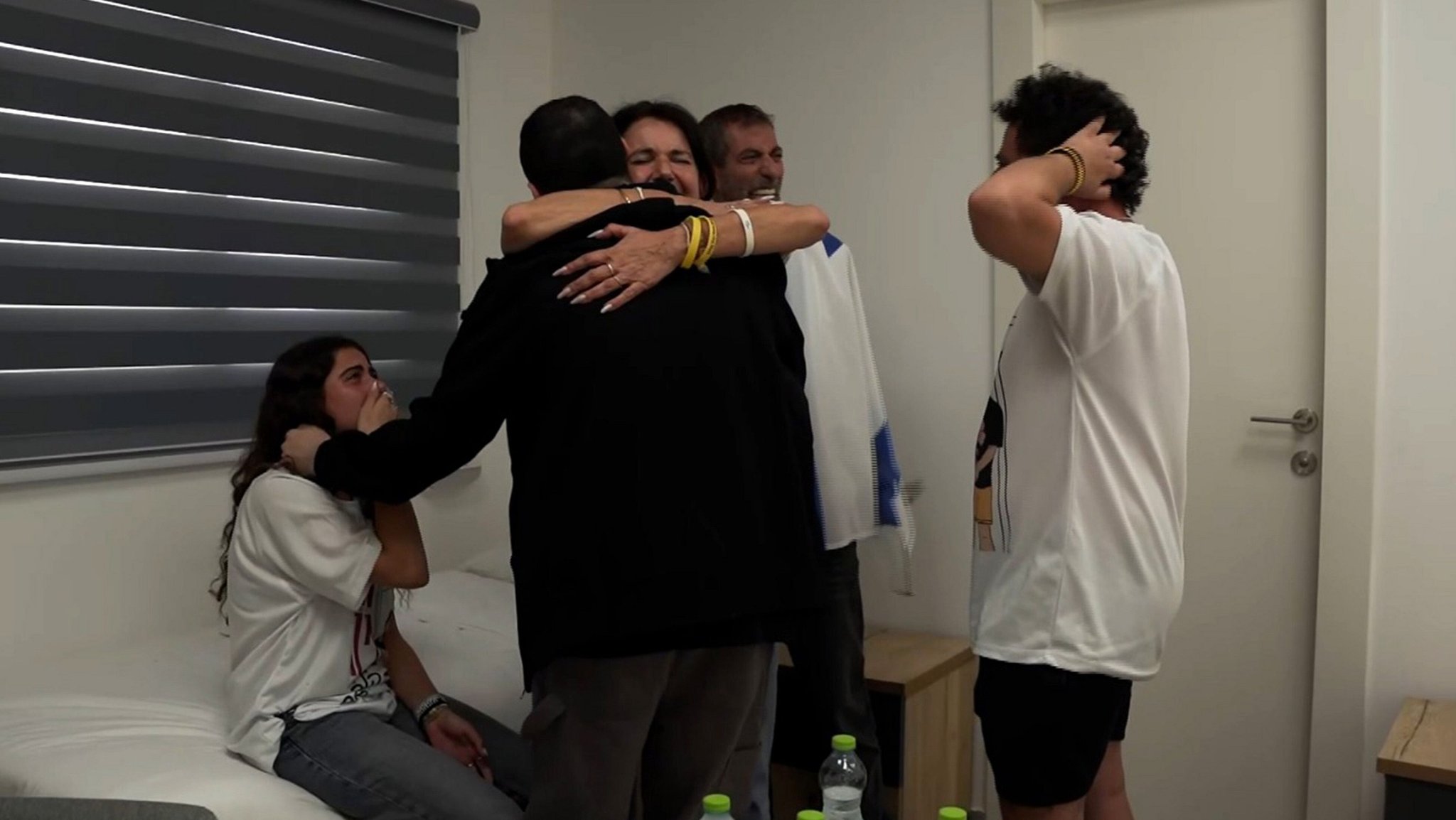 Der von der Hamas entführte Guy Gilboa Dalal zurück im Kreise seiner Familie.