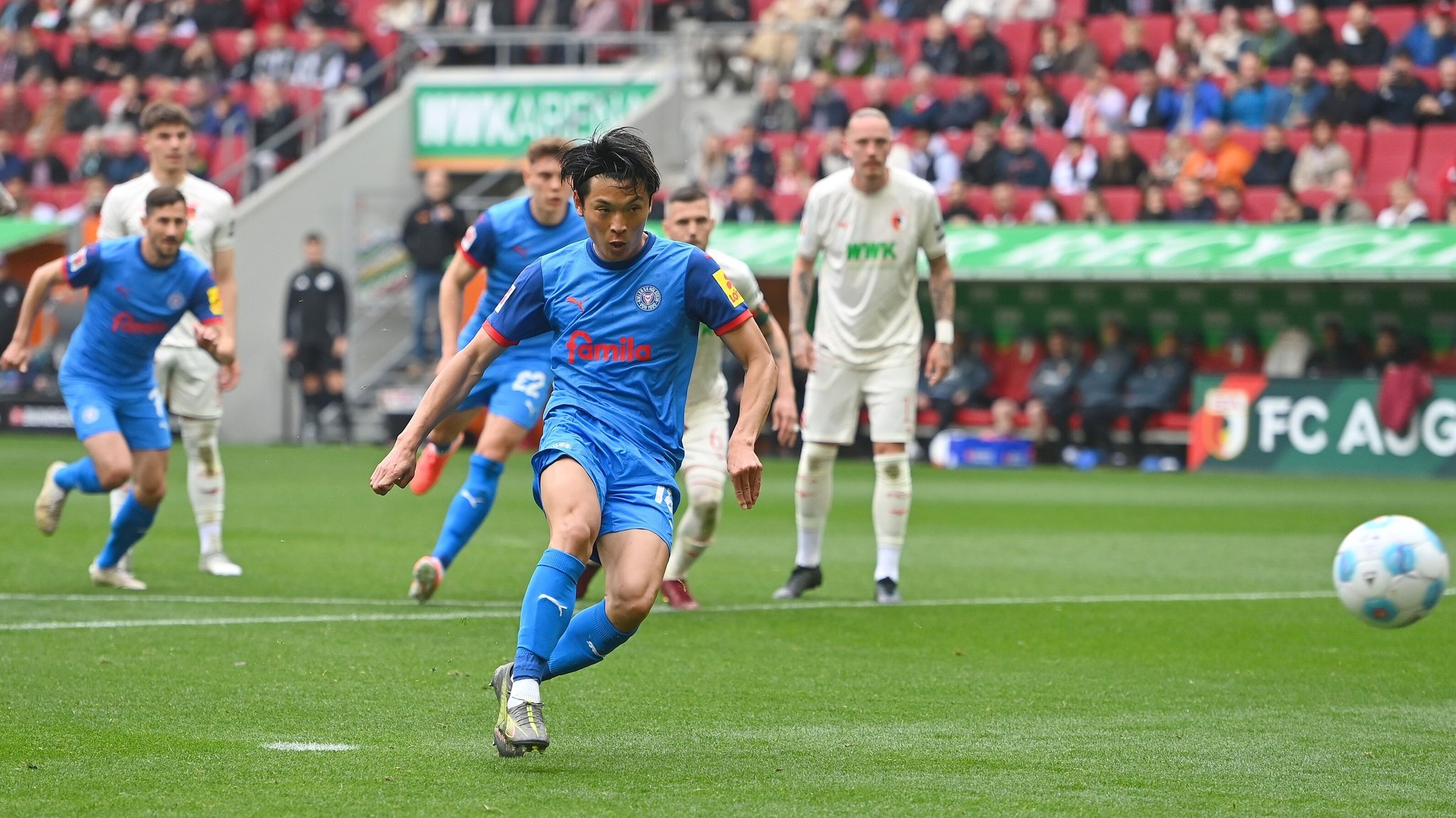 Kiels Shuto Machino trifft in Augsburg vom Elfmeterpunkt | Bild: picture-alliance/dpa Kiels Shuto Machino trifft in Augsburg vom Elfmeterpunkt