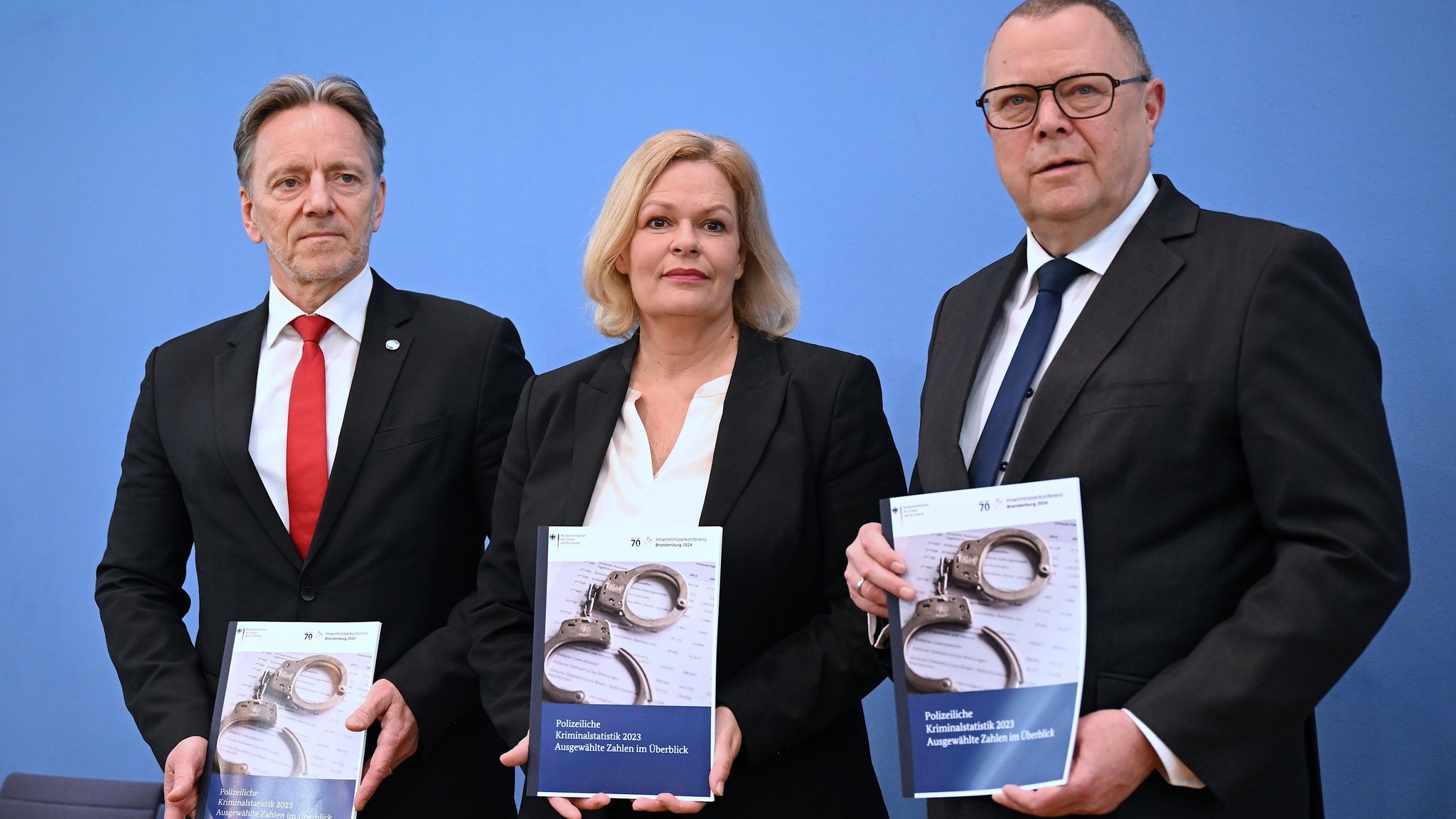 Nancy Faeser (SPD, M) Bundesministerin des Innern und Heimat, Michael Stübgen (r), Vorsitzender der Innenministerkonferenz, und Holger Münch, Präsident des Bundeskriminalamtes (BKA), präsentieren die Polizeiliche Kriminalstatistik 2023 (PKS). 