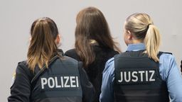In Frankfurt läuft bereits ein Verfahren. Hier führen Beamte eine Frau in den dortigen Gerichtssaal. Vor dem Münchner Oberlandesgericht beginnt der Prozess am 18.6.  | Bild: dpa-Bildfunk/Boris Roessler