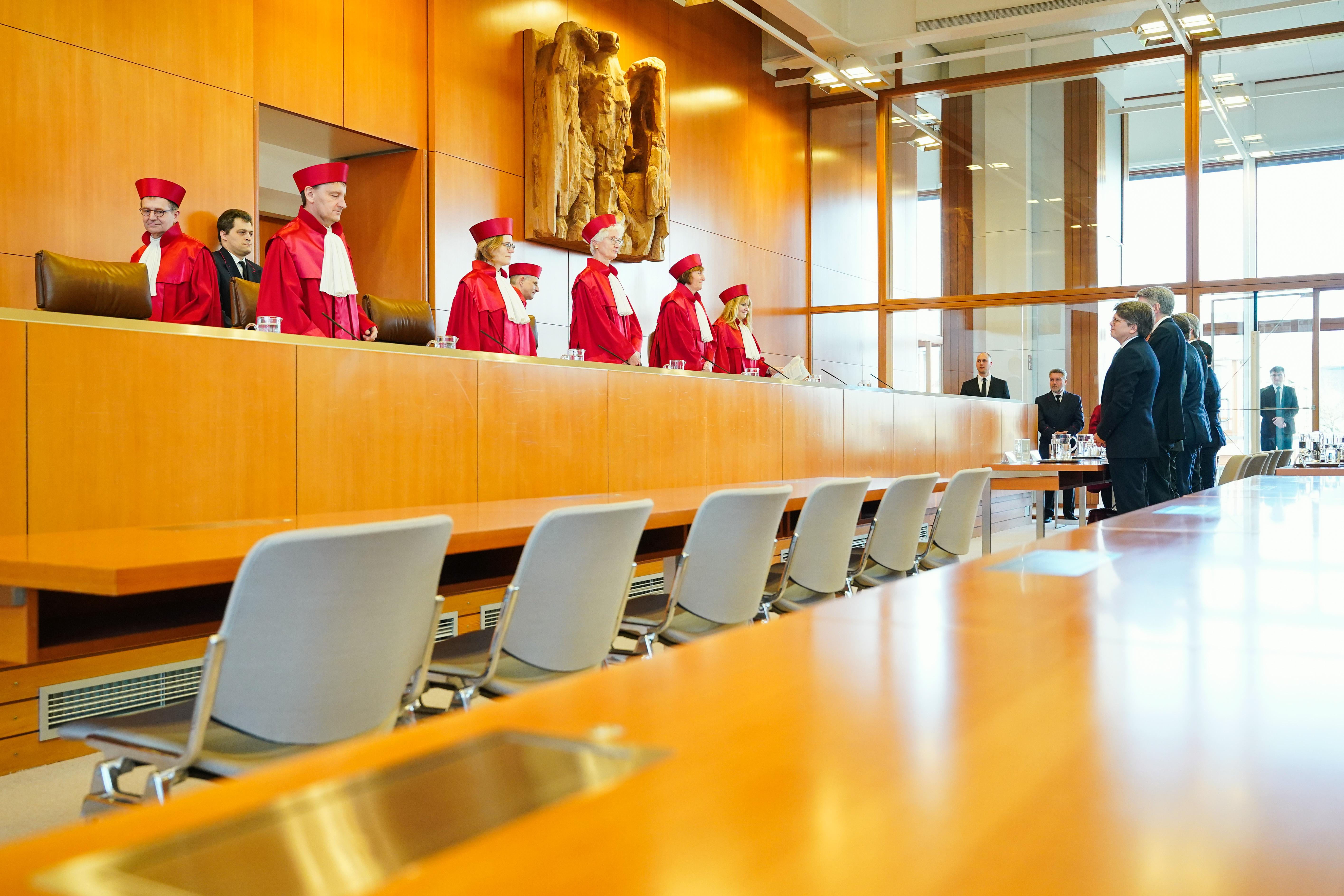 Im Vordergrund sind die leeren Plätze der Antragsgegner zu sehen. Die rechtsextreme NPD, die sich inzwischen Die Heimat nennt, wird von der staatlichen Parteienfinanzierung ausgeschlossen.