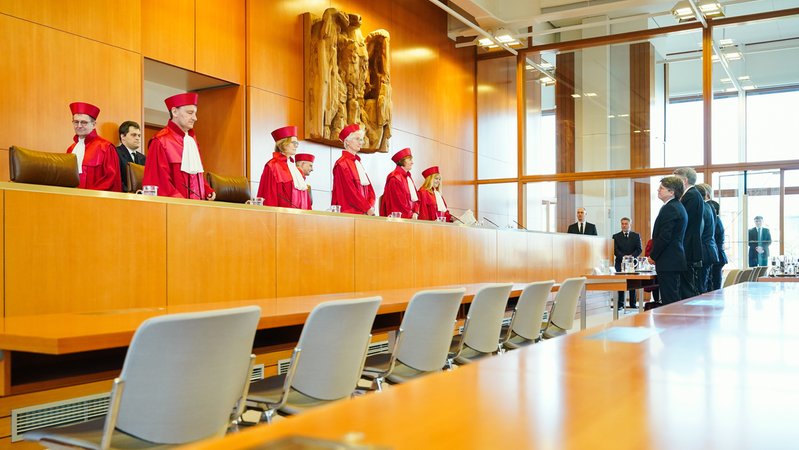 Im Vordergrund sind die leeren Plätze der Antragsgegner zu sehen. Die rechtsextreme NPD, die sich inzwischen Die Heimat nennt, wird von der staatlichen Parteienfinanzierung ausgeschlossen. | Bild: picture alliance/dpa/dpa Pool | Uwe Anspach Im Vordergrund sind die leeren Plätze der Antragsgegner zu sehen. Die rechtsextreme NPD, die sich inzwischen Die Heimat nennt, wird von der staatlichen Parteienfinanzierung ausgeschlossen.