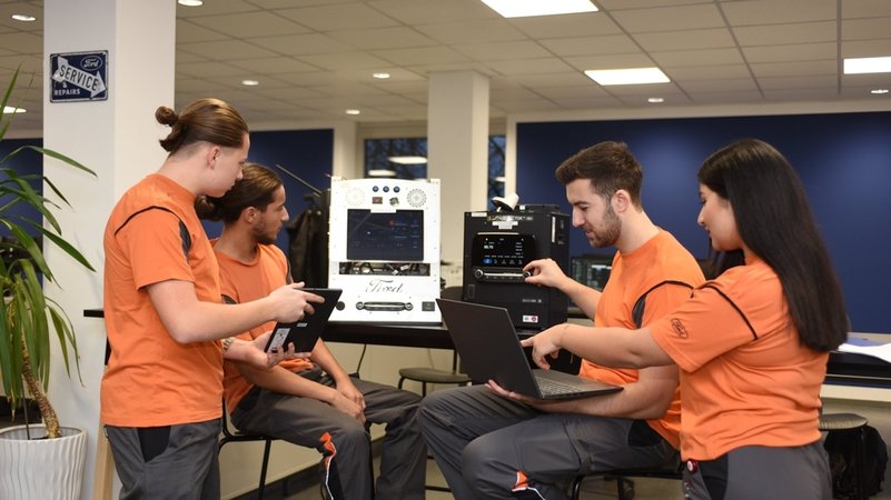 Auszubildende Fachinformatik programmieren Navigationsgerät bei den Ford-Werken | Bild: dpa-Bildfunk/Ford-Werke GmbH Auszubildende Fachinformatik programmieren Navigationsgerät bei den Ford-Werken
