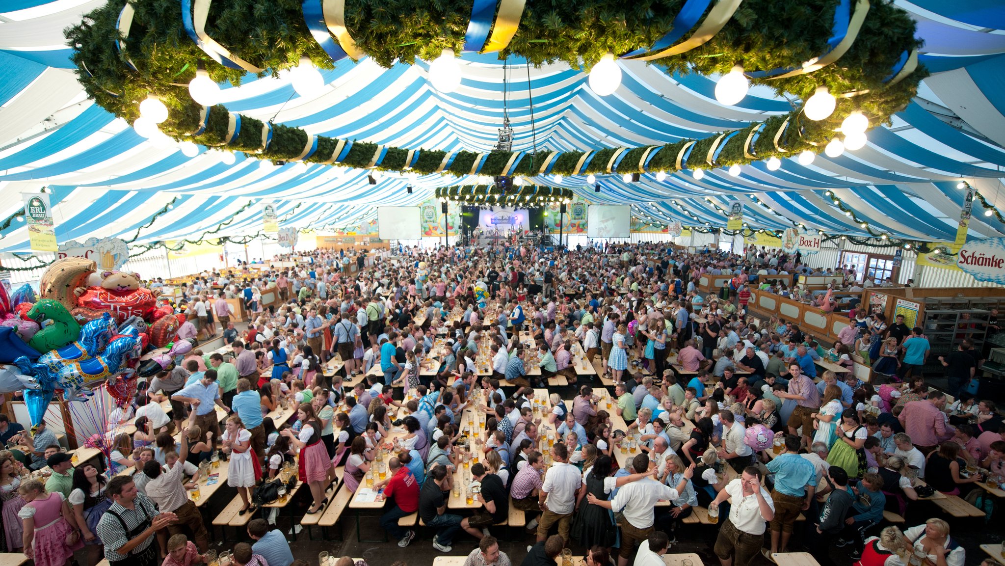 Ein volles Bierzelt auf dem Gäubodenvolksfest in Straubing