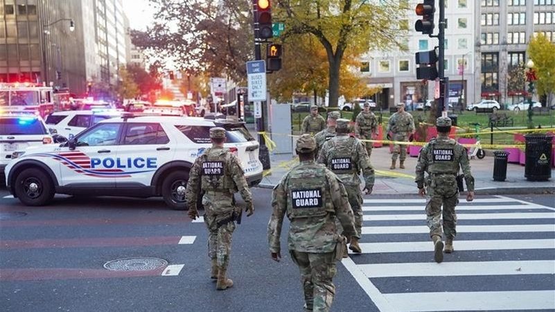 Einheiten der Polizei und der US-Nationalgarde sind nach den Vorfällen in Washington im Einsatz. | Bild: REUTERS/Nathan Howard Einheiten der Polizei und der US-Nationalgarde sind nach den Vorfällen in Washington im Einsatz.