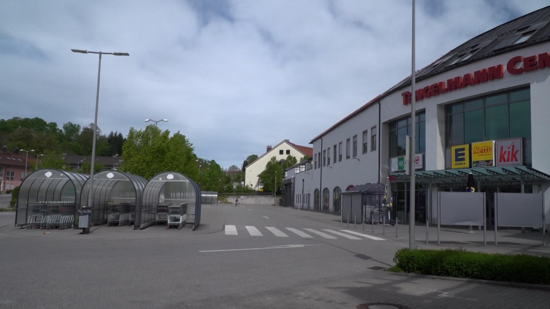 Der Tatort vor dem Einkaufszentrum in Murnau