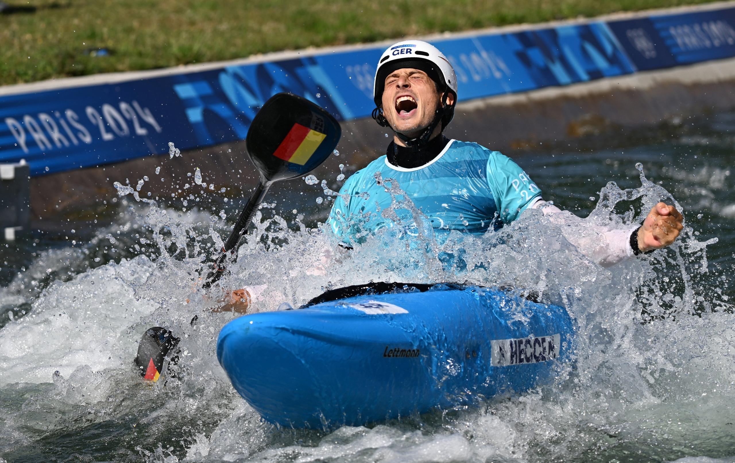 dpatopbilder - 05.08.2024, Frankreich, Vaires-Sur-Marne: Olympia, Paris 2024, Kanu/Slalom, Kajak Cross, Herren, Finale, Vaires-sur-Marne Nautical Stadium, Noah Hegge aus Deutschland jubelt. Foto: Sebastian Kahnert/dpa +++ dpa-Bildfunk +++