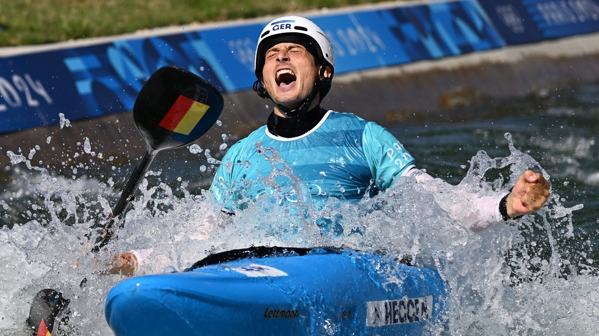 dpatopbilder - 05.08.2024, Frankreich, Vaires-Sur-Marne: Olympia, Paris 2024, Kanu/Slalom, Kajak Cross, Herren, Finale, Vaires-sur-Marne Nautical Stadium, Noah Hegge aus Deutschland jubelt. Foto: Sebastian Kahnert/dpa +++ dpa-Bildfunk +++