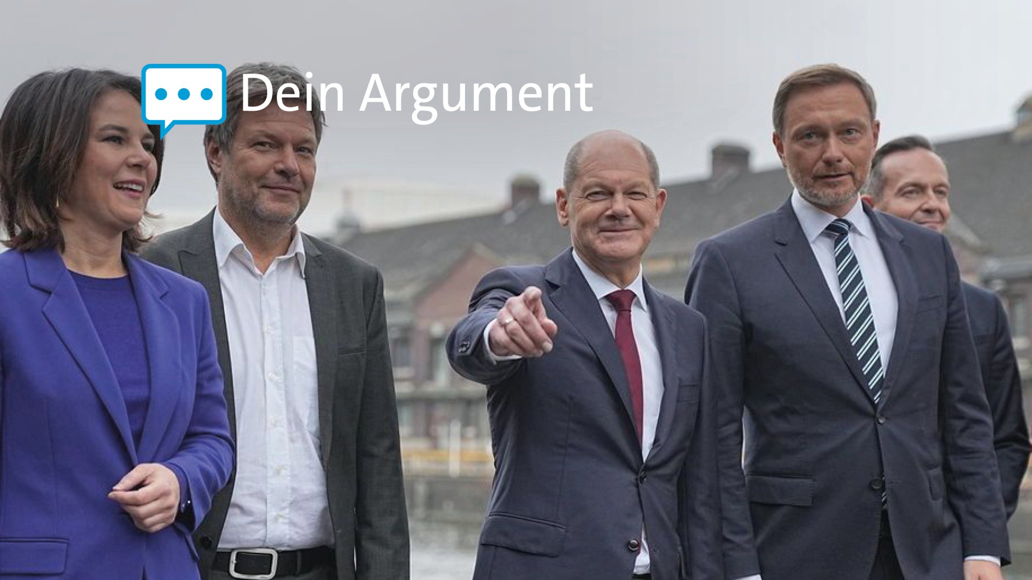 Annalena Baerbock, Robert Habeck, Olaf Scholz und Christian Lindner auf dem Weg zu einer Pressekonferenz.