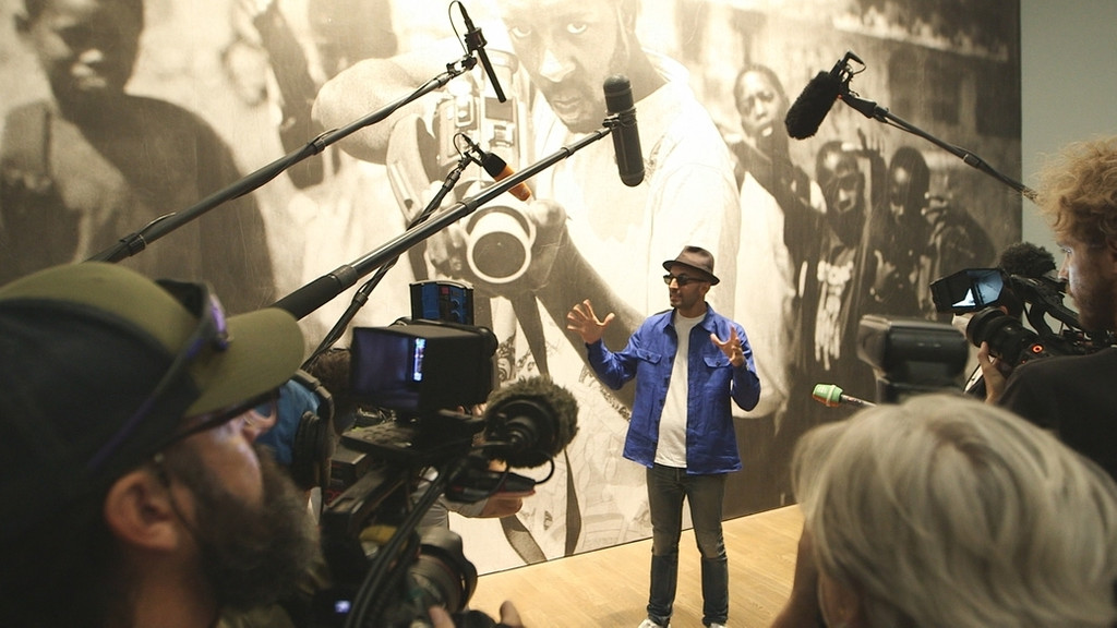 JR in seiner Münchner Ausstellung beim Pressetermin