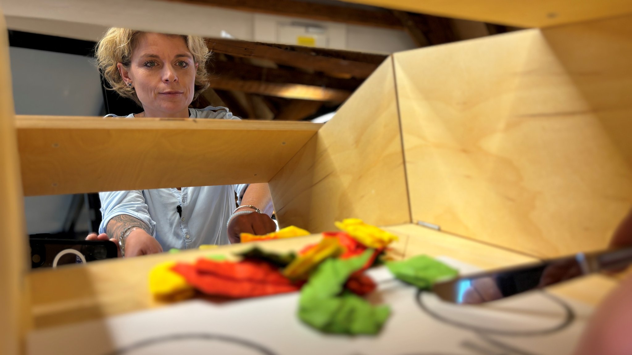 BR-Reporterin Judith Zacher beim Testen des Demenzparcours - Station: Mittagessen.