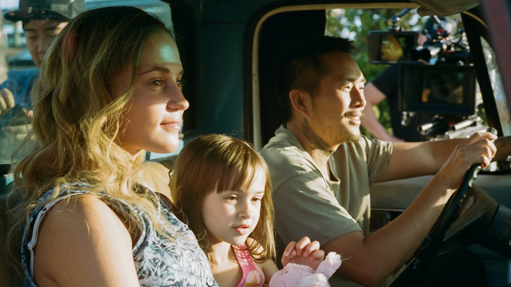 Noch ist die Welt der jungen Familie in Ordnung. Doch dann gerät Vater Antonio mit den US-Behörden in Konflikt in "Blue Bayou" (Filmszene). | Bild: Universal Pictures Noch ist die Welt der jungen Familie in Ordnung. Doch dann gerät Vater Antonio mit den US-Behörden in Konflikt in "Blue Bayou" (Filmszene).
