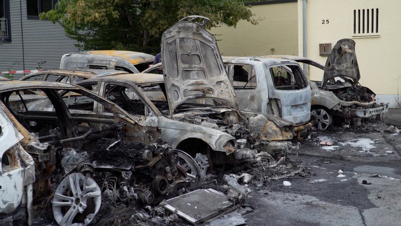 20 Gebrauchtwagen sind auf dem Gelände eines Autohändlers ausgebrannt - und es sieht so aus, als ob alle fast gleichzeitig in Flammen aufgingen.
