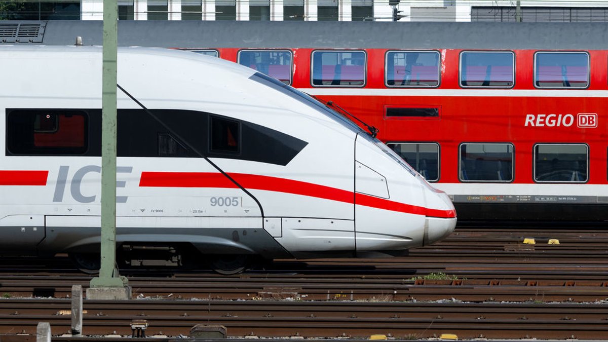 Bayern, München: Züge der Deutschen Bahn (DB) stehen den Gleisen in der Nähe des Hauptbahnhofs.