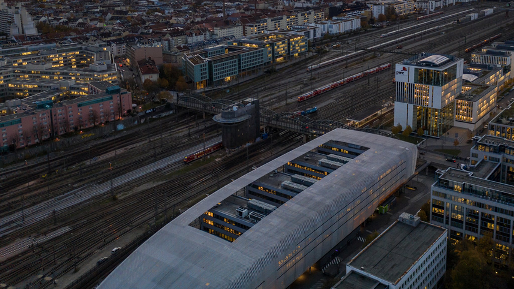 Drohnenaufnahme des Zentralen Omnibusbahnhofs im Abendlicht, dahinter die Hackerbrücke.