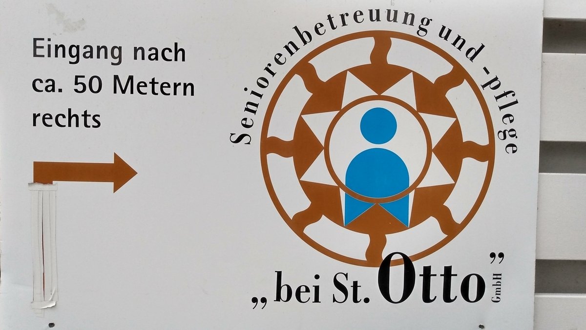 Hinweisschild mit Emblem am Seniorenheim "bei St. Otto" in Lauf an der Pegnitz
