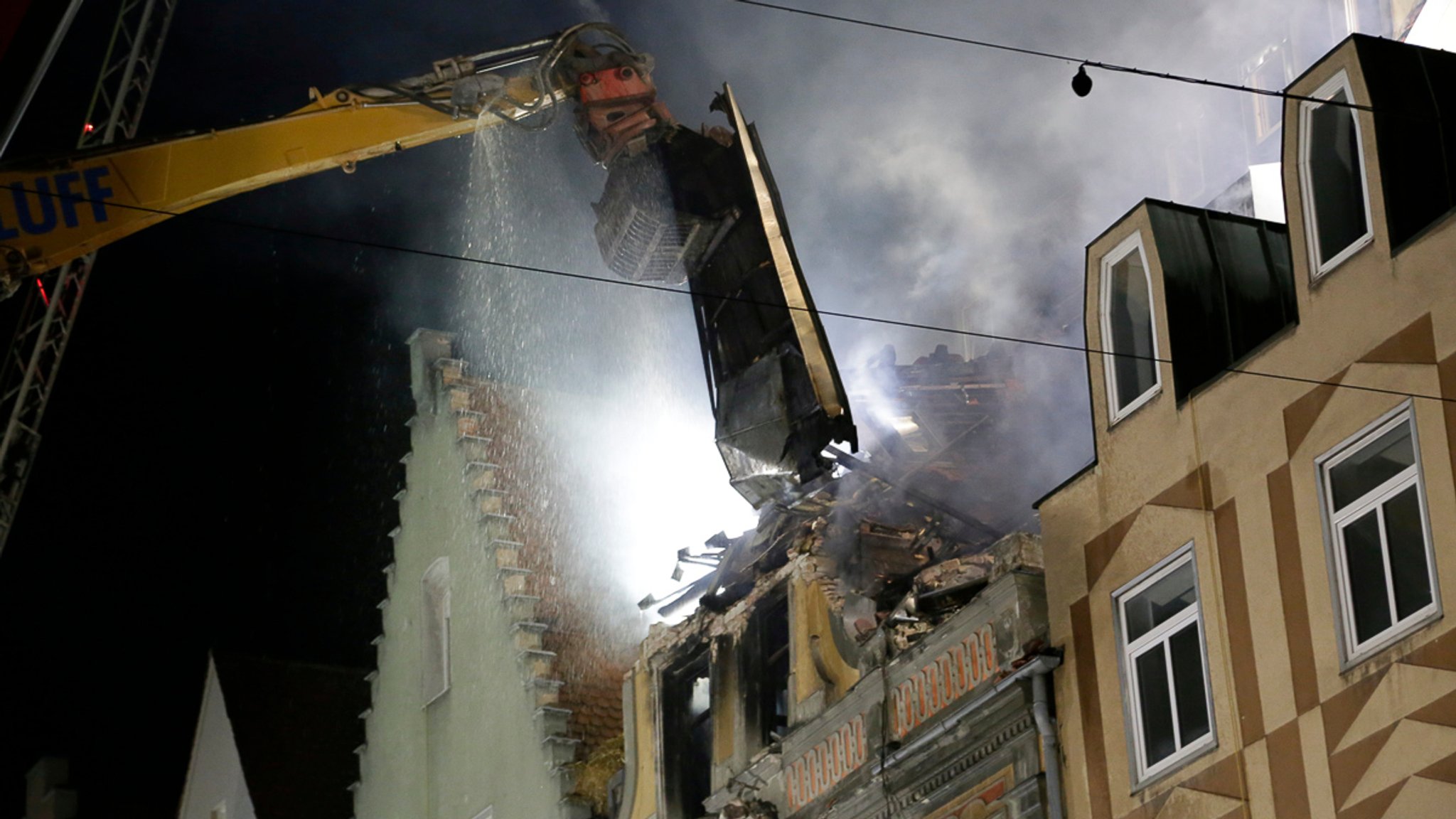 Ein Kran hat in der Nacht das Haus nach und nach abgetragen, damit die Feuerwehr die Glutnester löschen kann