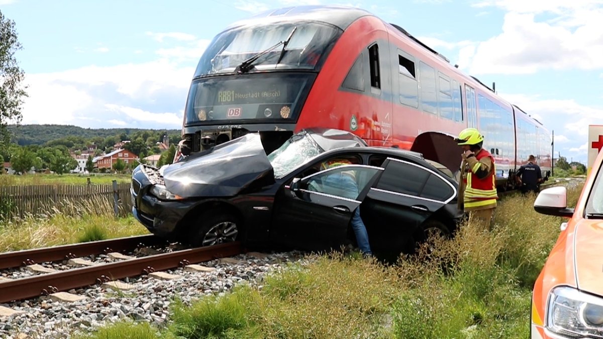 Burgbernheim: Autofahrer bei Zusammenstoß mit Zug schwerverletzt
