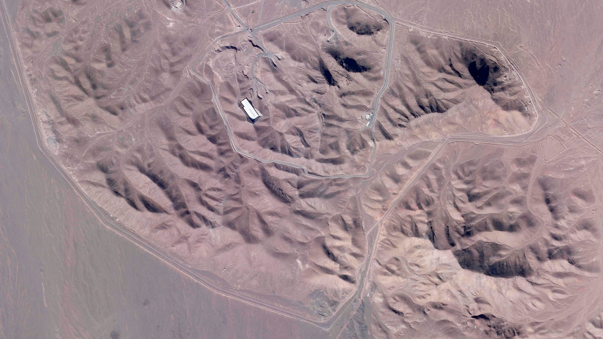 Luftbild der Uran-Anreicherungsanlage Fordo | Bild: picture alliance / ASSOCIATED PRESS | Planet Labs Inc. Luftbild der Uran-Anreicherungsanlage Fordo