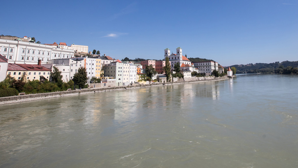 Stadtansicht von Passau mit der Innpromenade