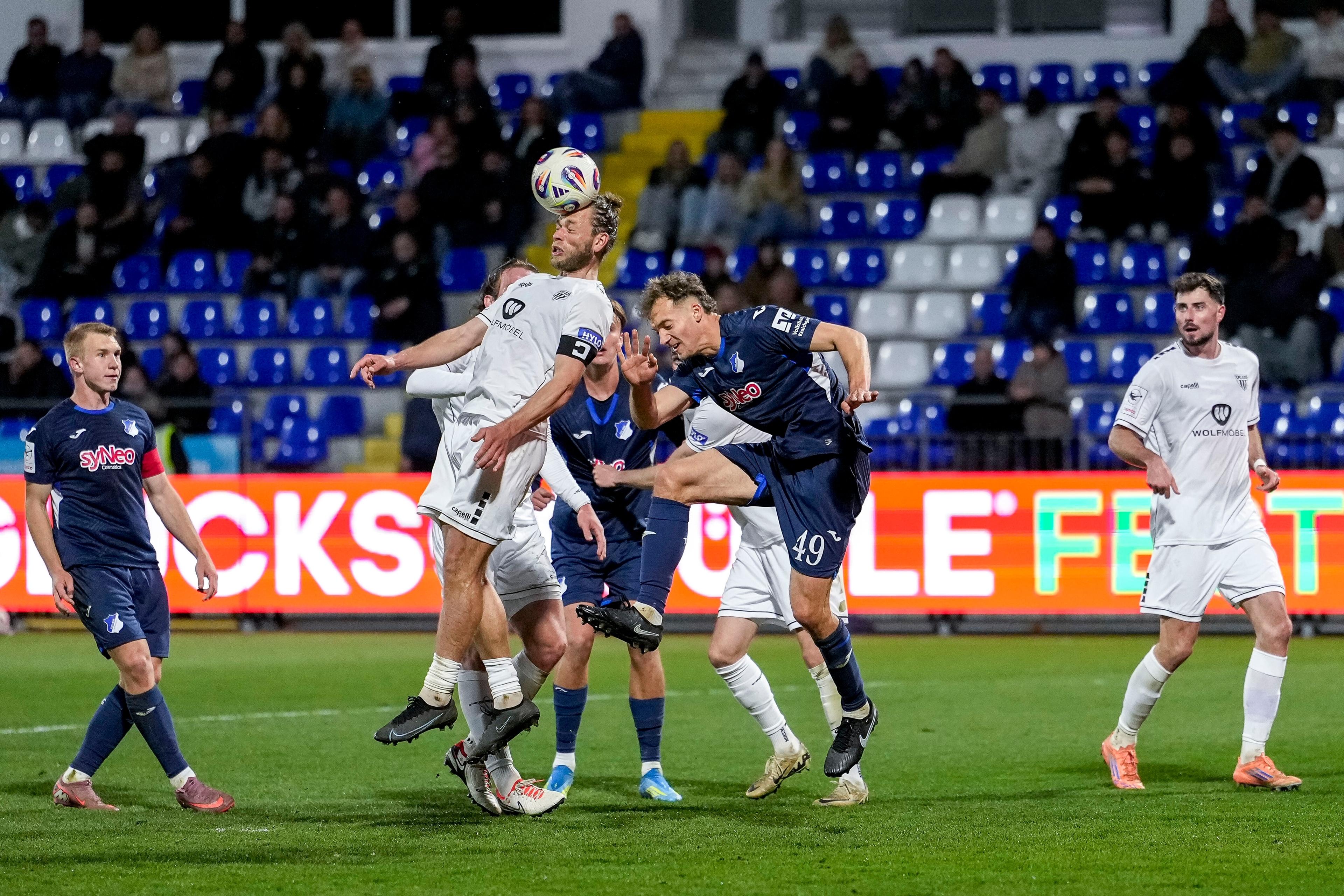Kristian Böhnlein (Schweinfurt) und Yannik Lührs (TSG II) im Kopfballduell