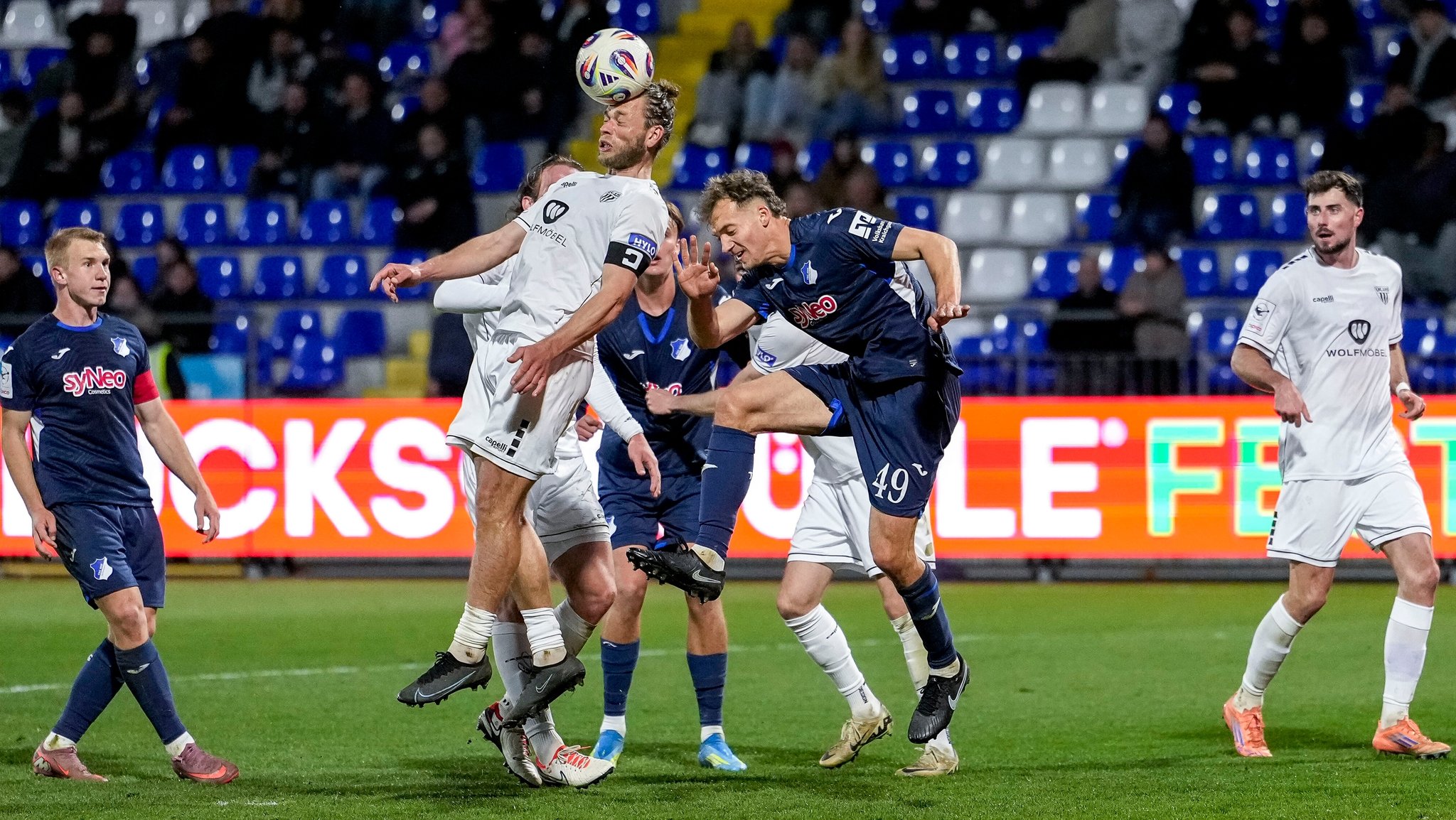 Kristian Böhnlein (Schweinfurt) und Yannik Lührs (TSG II) im Kopfballduell