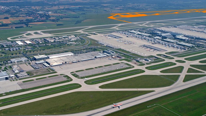 "In meiner Amtszeit wird keine dritte Startbahn gebaut", hatte Bayerns Ministerpräsident Söder erst vor wenigen Tagen betont. Doch Flughafen-Gegner befürchten, dass der Bau nun doch bald beginnen könnte. Auslöser ist ein Schreiben. | Bild: BR/Flughafen München GmbH "In meiner Amtszeit wird keine dritte Startbahn gebaut", hatte Bayerns Ministerpräsident Söder erst vor wenigen Tagen betont. Doch Flughafen-Gegner befürchten, dass der Bau nun doch bald beginnen könnte. Auslöser ist ein Schreiben.