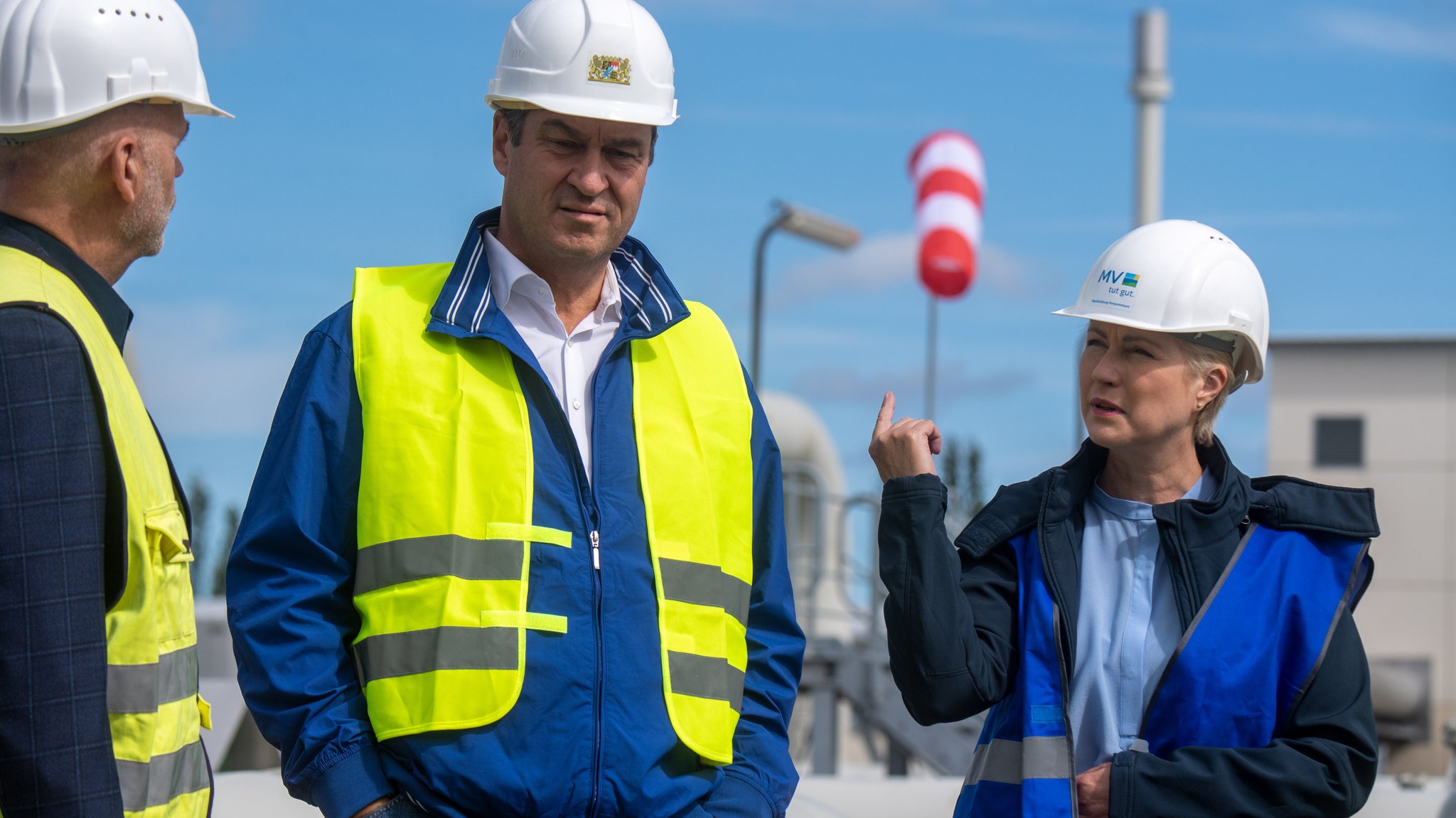 30.08.22: Bayerns Ministerpräsident Söder (M.) und Mecklenburg-Vorpommerns Regierungschefin Schwesig (r.) besichtigen den Energiestandort Lubmin.